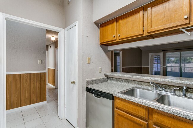 Building Photo - 3009 Hilltop Dr