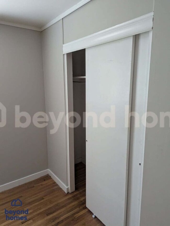 Building Photo - Spacious 3-bedroom, 1.5-bath home availabl...