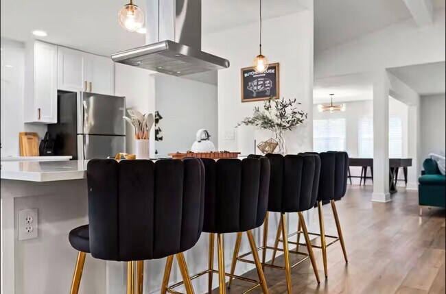 Building Photo - Stunning Home with Spacious Layout & Modern Upgrades