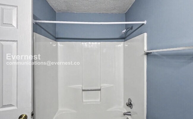 Building Photo - 3 Bed, 2 Bath Home with Garage / Available Now!