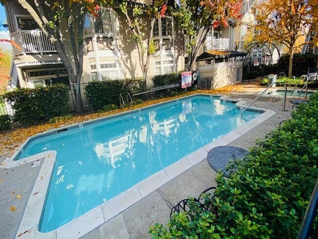 Building Photo - Charming 2BD/2BA + Loft, Upper Unit Condo in Alamo- Available NOW!