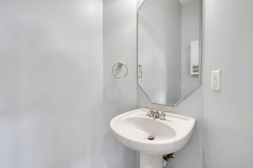 Building Photo - 47 Lancaster Rd