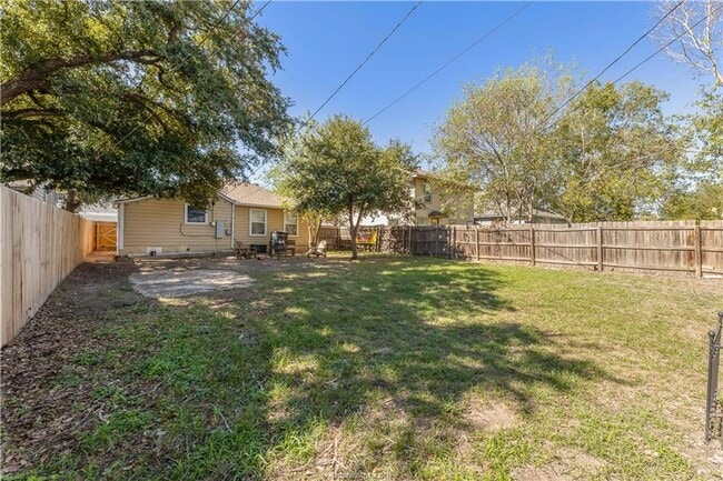 Building Photo - LOCATION!! LOCATION!! Walking Distance to ...