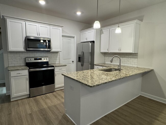 Building Photo - LIKE NEW, 3 bed 2 bath Townhome in Lula!