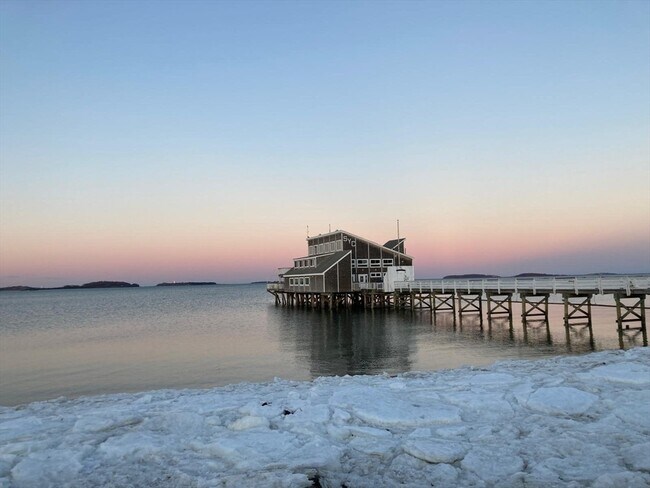 Building Photo - 11 W Elm Ave