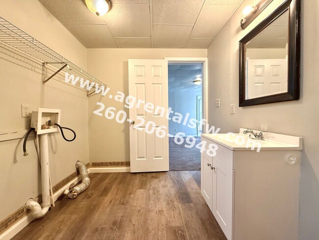 Building Photo - 3 Bedroom House