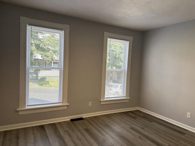 Building Photo - 309 Oak St