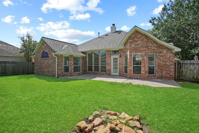 Building Photo - Gorgeous 4/2 Home in the Villages of Edgewater Estates with Soaring Ceilings and 2 Flex Rooms!