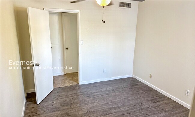Building Photo - 8726 E Bonnie Rose Ave