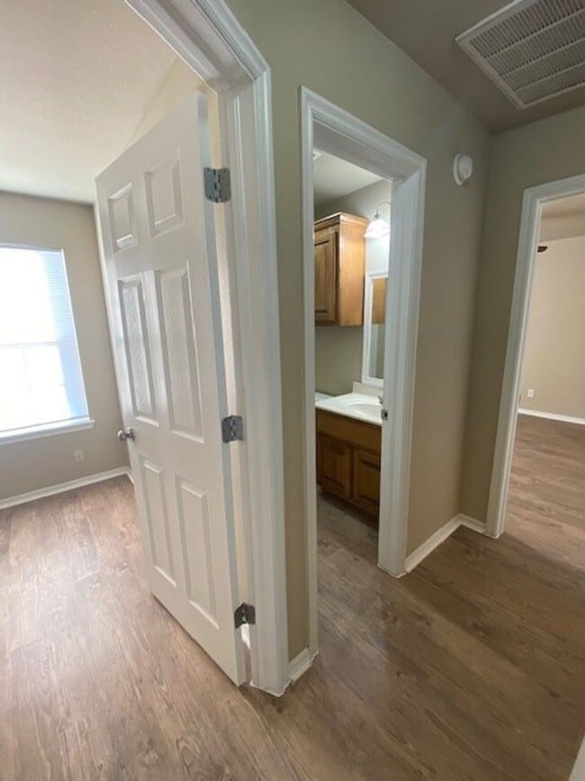 Building Photo - 2 bedrooms - 2 baths + Garage!! Self Showi...