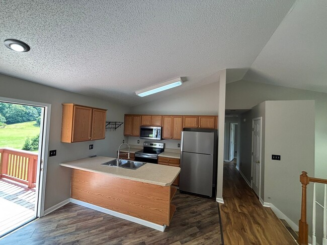 Building Photo - Happy New Year! 3 bed/2 bath with bonus room & garage in Jonesborough, TN, $2000