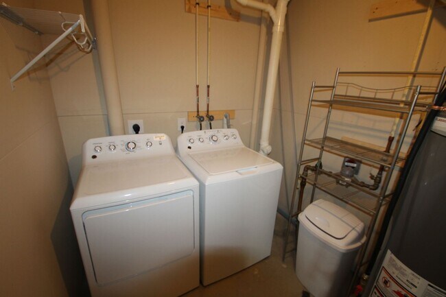 Building Photo - Fall Move In Special!!!  1/2 Off 1st Month...