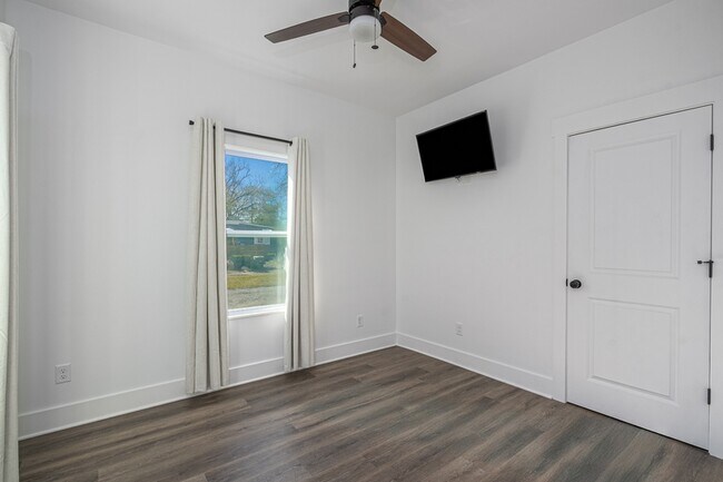 Building Photo - 637 E Anderson St