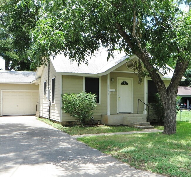 Building Photo - 2 Bedroom 1 Bathroom Old Town Home