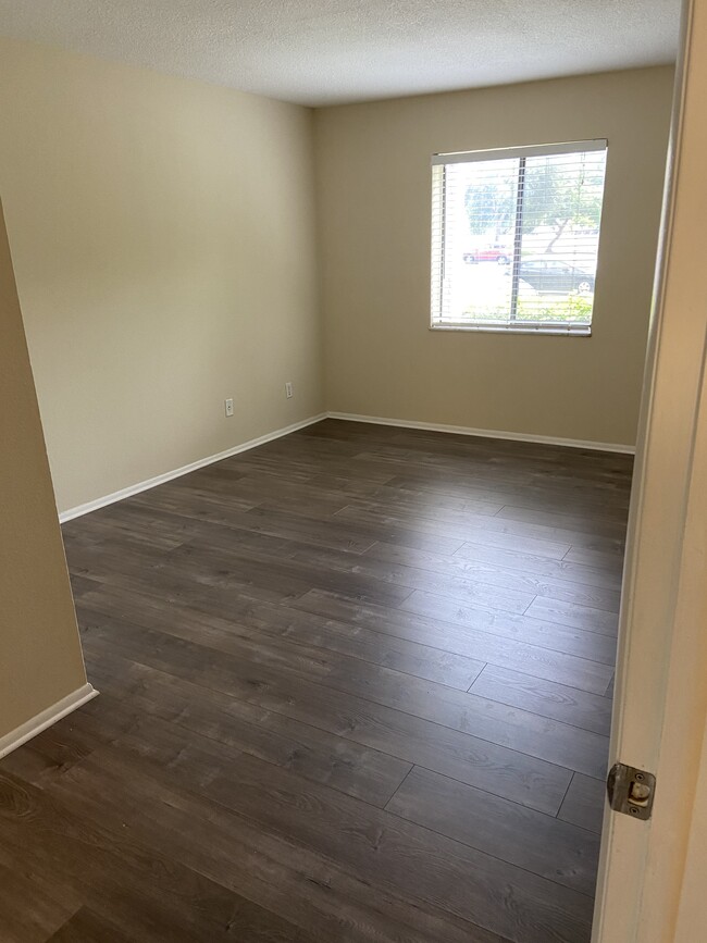 Master bedroom - 171 Springwood Cir