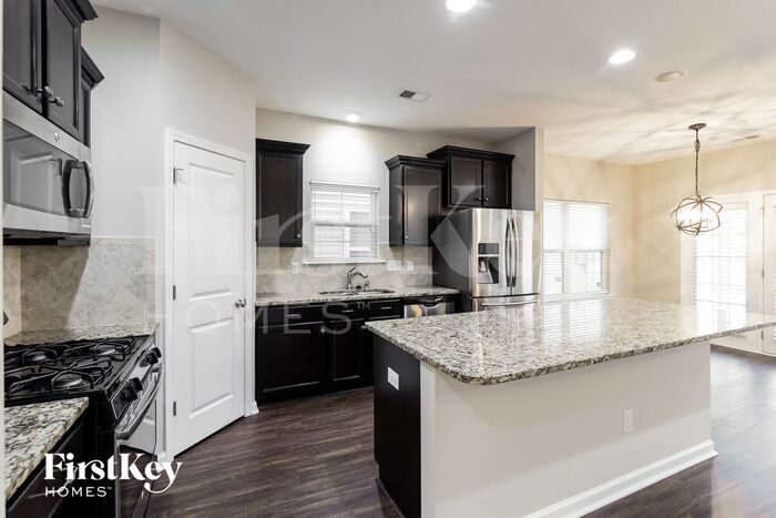 Building Photo - 413 Forsythia Ave
