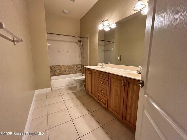 Building Photo - 1215 Clubhouse Dr