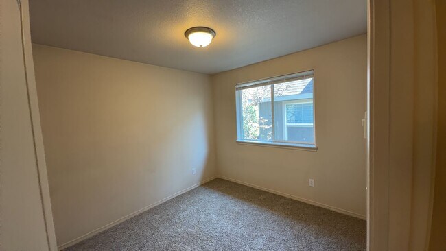 Building Photo - 1398 NE Elk Ct
