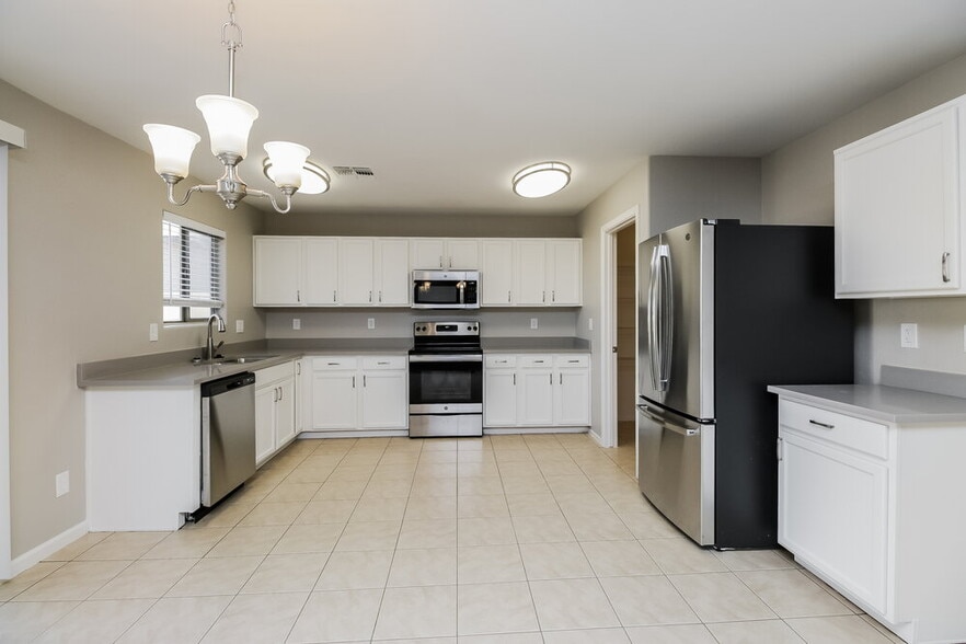 Building Photo - 1836 E Silversmith Trail