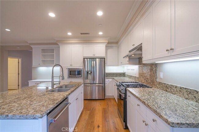 Building Photo - 104 Pendant