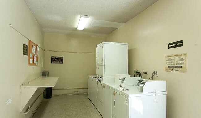 Building Photo - Beautiful one bedroom one with a large, open living room with a beautiful fireplace