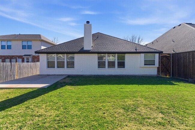 Building Photo - 6000 Meadowglen Dr