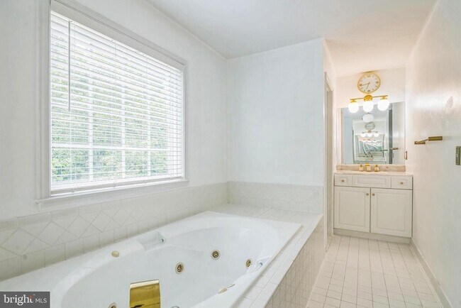 Building Photo - 3003 Mediterranean Dr