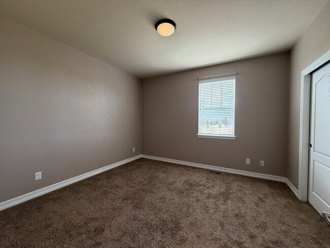Building Photo - Luxurious 5-Bed Oasis with Scenic Views and Elegant Finishes in Blackstone Country Club, Includes...
