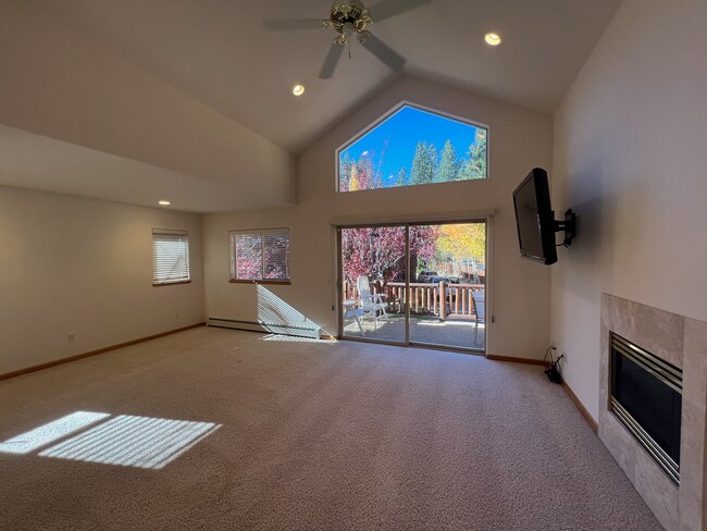 Building Photo - Low Elevation Home Steps From Championship Golf Course