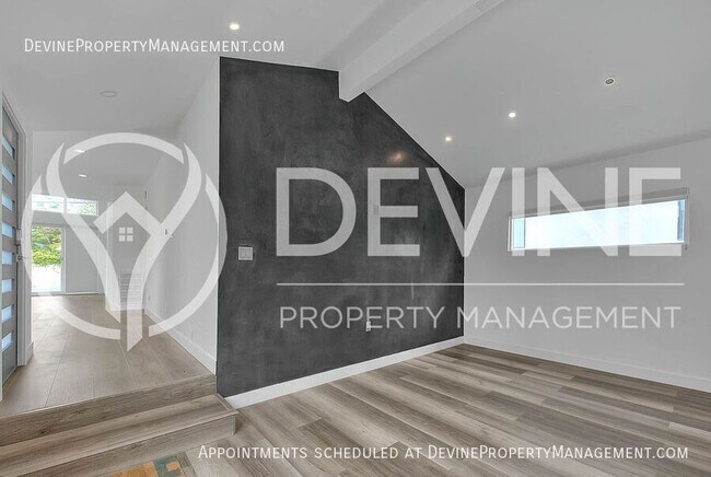 Building Photo - 3026 Greenfield Ave