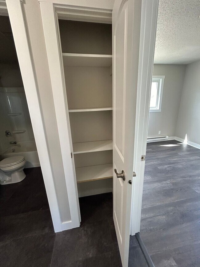 Building Photo - Recently Renovated 2 Bedroom Apartment