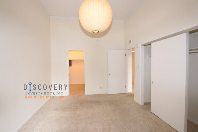 Building Photo - Contemporary North Berkeley Mid-Century 1 Bedroom Condominium