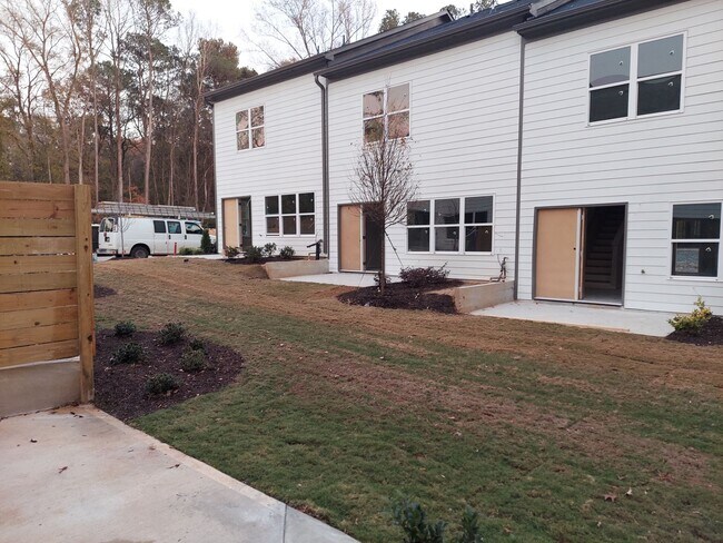Building Photo - In-Town Townhome for rent in Monroe Heights!