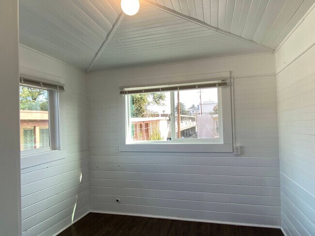 Building Photo - Two Bed, One Bath Apartment Located Downtown