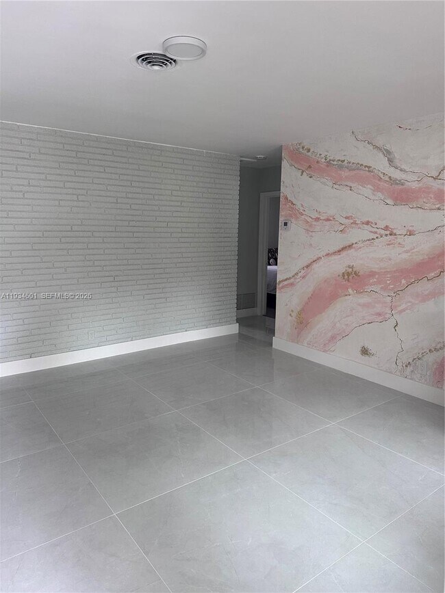 Building Photo - 200 SE 19th St