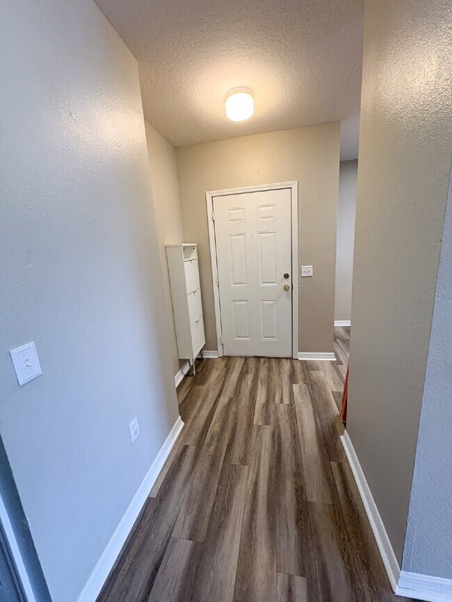 Building Photo - Spacious renovated 3-Bed, 2-Bath in VOB Riverview