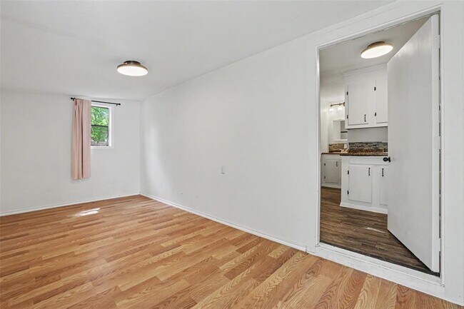 Building Photo - 6307 Chesterfield Ave