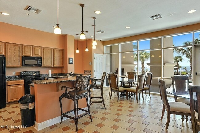 Building Photo - 2228 Beach Dr