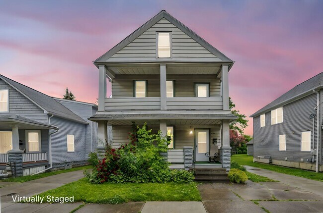 Building Photo - 2bd/1b UPSTAIRS 4-plex Cash Pay