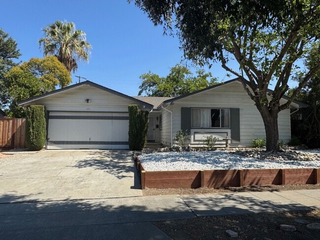Building Photo - Remodeled 5 bedroom single level house - n...