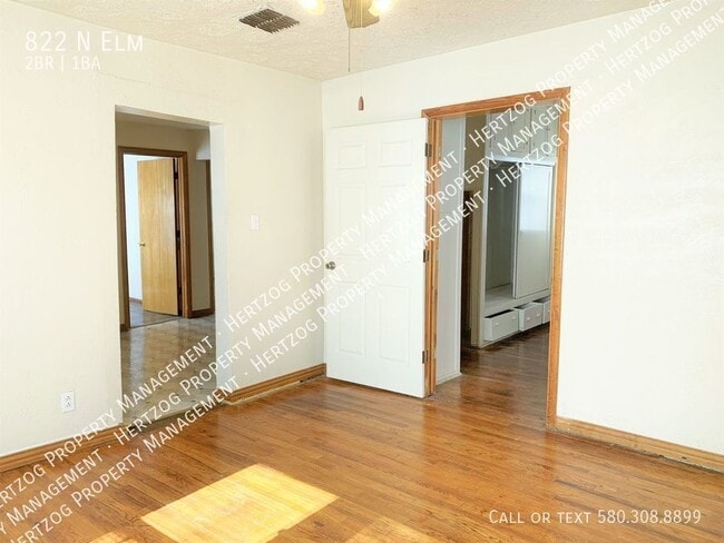 Building Photo - 822 N Elm-