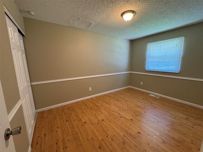 Building Photo - 1161 Saratoga Dr