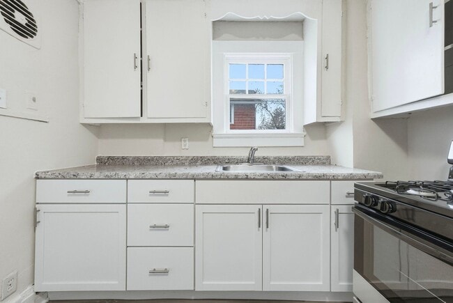 Building Photo - Updated 3-Bedroom Home with New Kitchen & Carpet