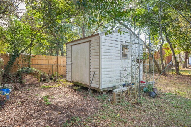 Building Photo - 204 E 2nd Ave