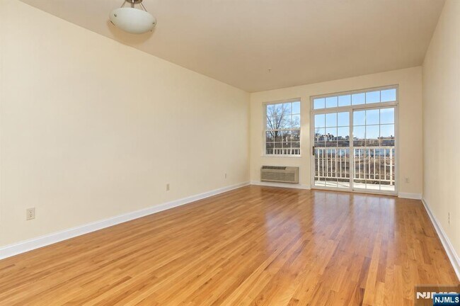 Building Photo - 1100 River 202