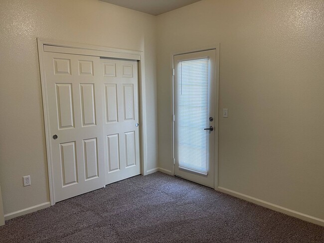 Building Photo - 929 Featherside Way