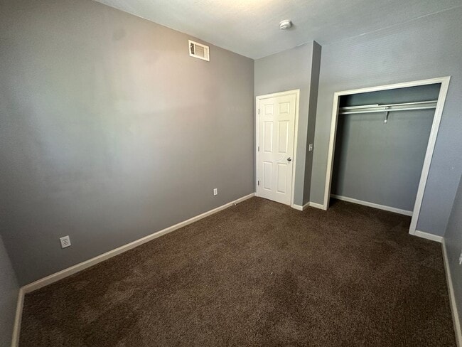 Building Photo - Updated 3-bed 1-bath upper home in Sunnyside with clean finishes and a fresh contemporary feel!