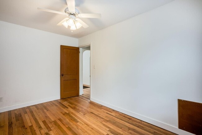 Building Photo - 415 E 6th St