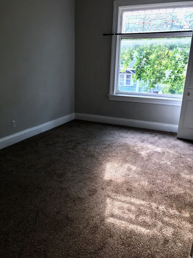 Building Photo - *** Shadyside Duplex Apartment * Pet Friendly * Spacious & Renovated * Available Now * Modern Fin...