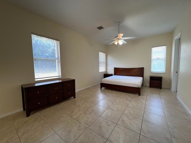 Building Photo - 417 SW Blue Spring Ct
